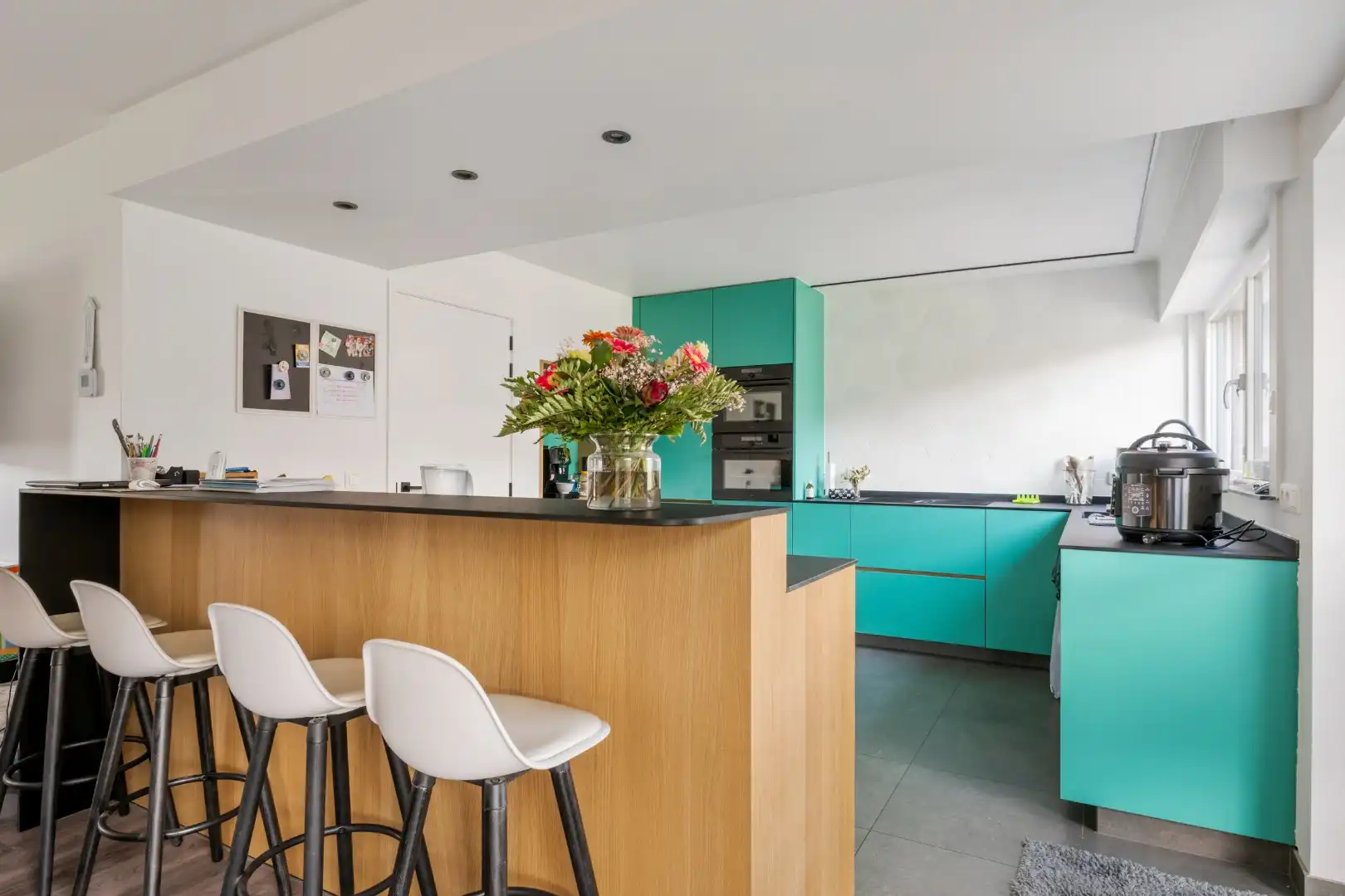 Instapklare woning met 3 slaapkamers, dressing, garage en tuin op een rustige ligging in Ledegem foto 4