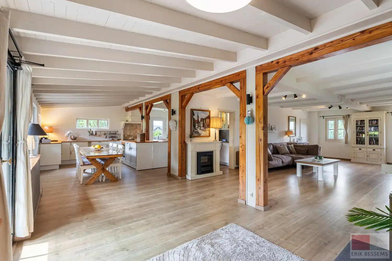 Prachtig gerenoveerde woning/landhuis (van 2011 t.e.m. 2025) gelegen op een ruim perceel van maar liefst circa 6000m2 foto 11