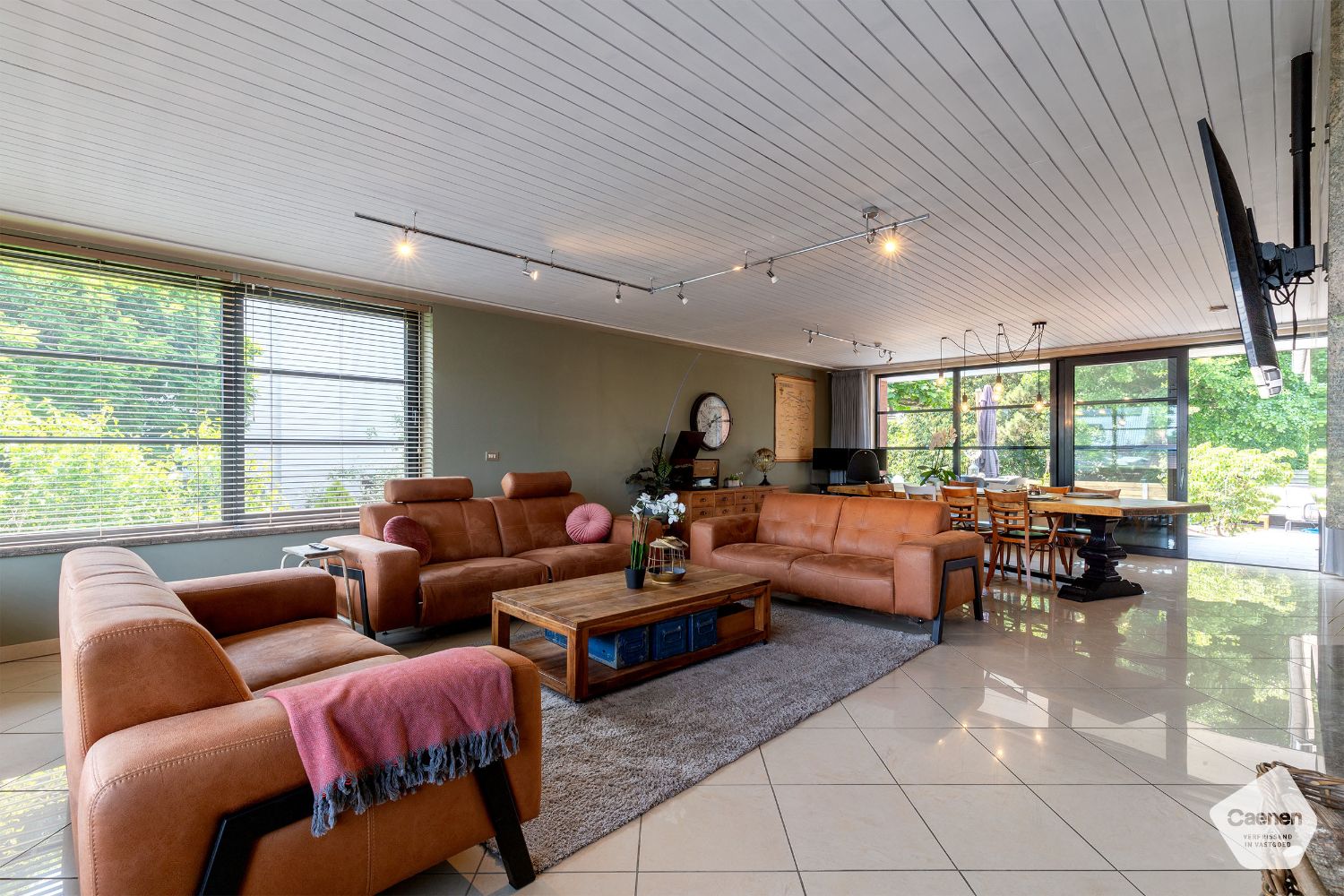 UNIEKE & LUCHTIGE ALLEENSTAANDE WONING met 4 SLAAPKAMERS ,RUIME GARAGE en TUIN foto 3