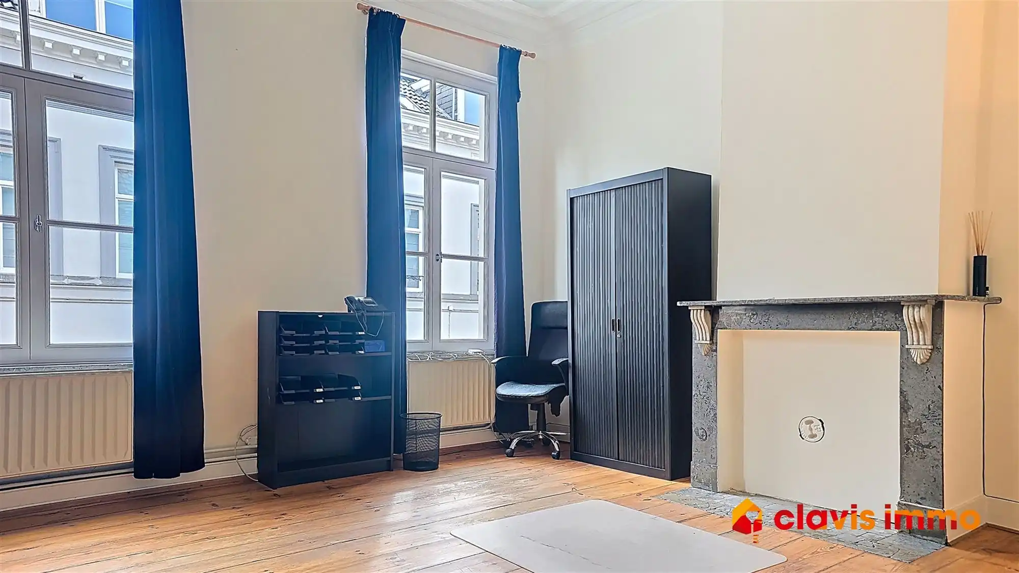 Aangenaam kantoor gelegen op de tweede verdieping van een prachtig herenhuis foto {{pictureIndex}}