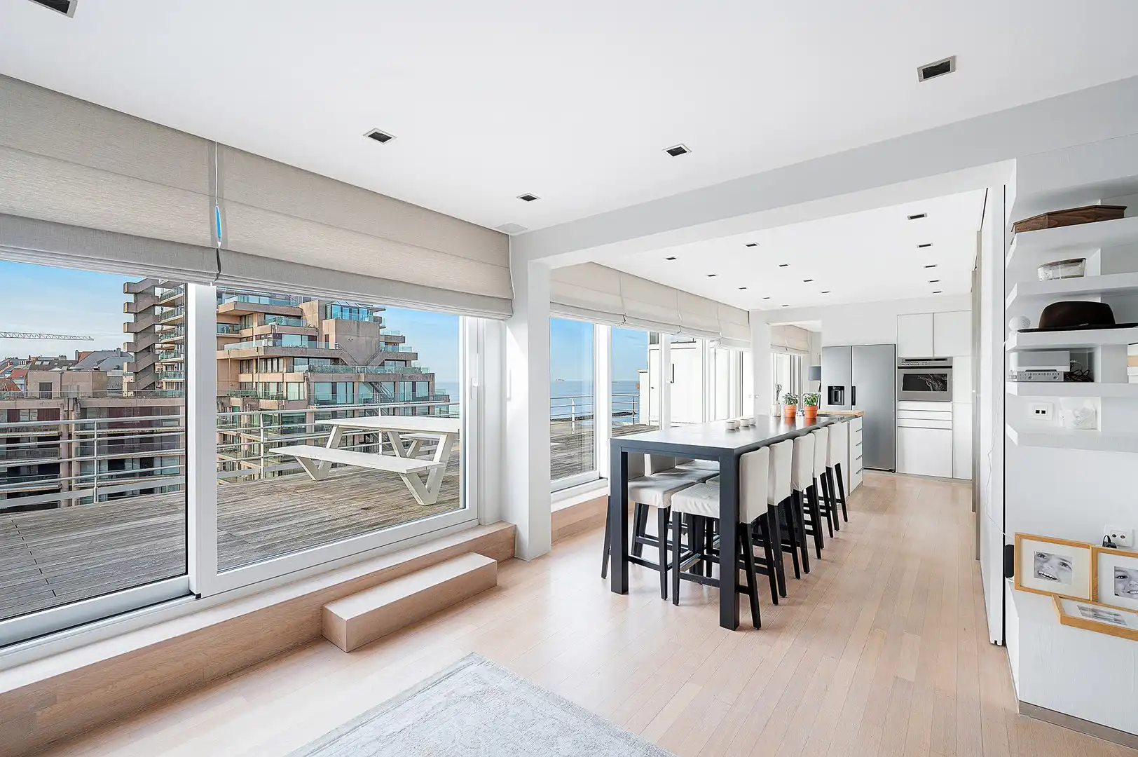 Ruim en lichtrijk penthouse-appartement met royale terrassen en open zeezicht . foto 15