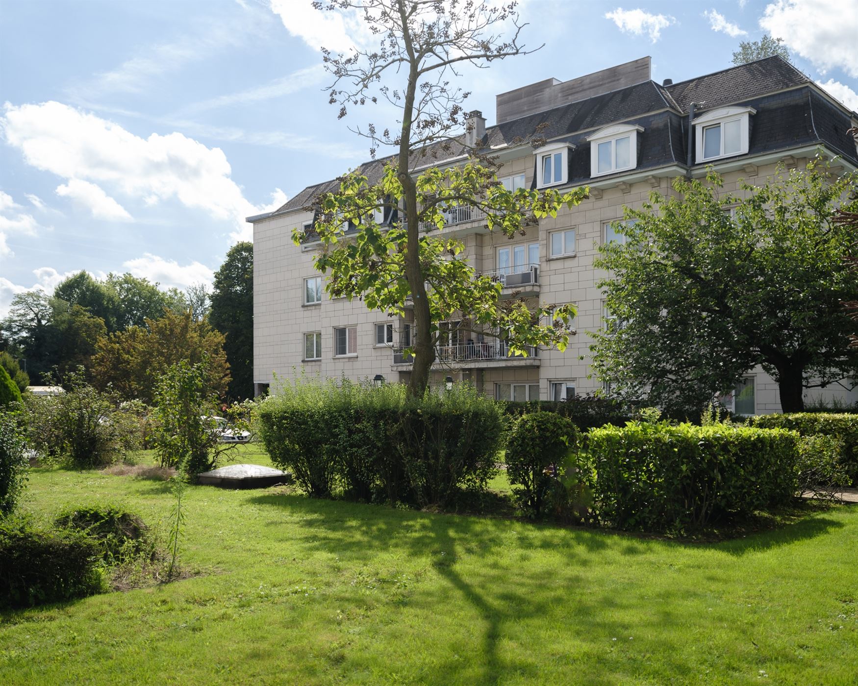 Veelzijdige garagebox te koop in Sint-Denijs-Westrem! foto {{pictureIndex}}