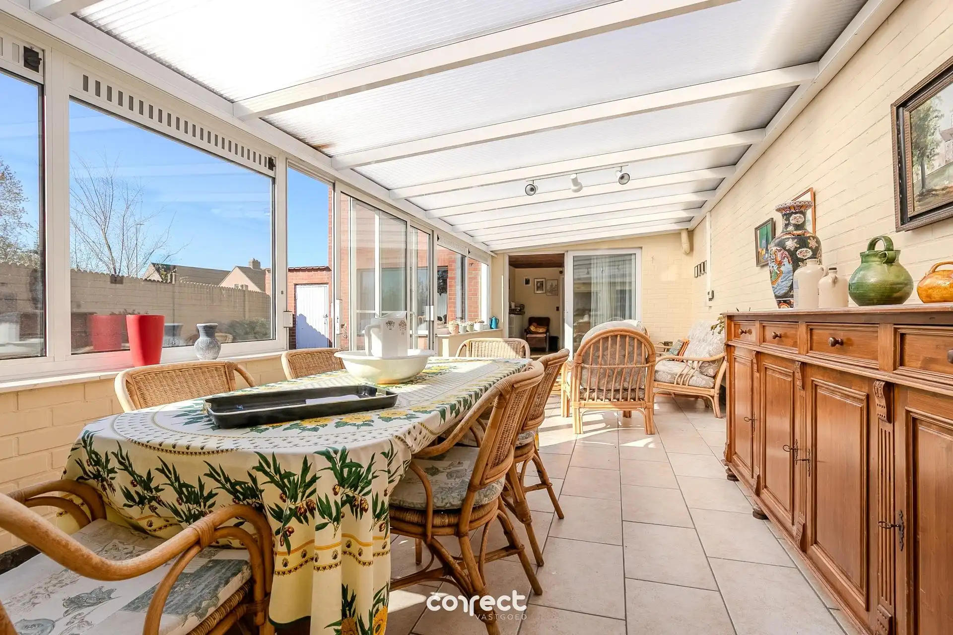 Halfopen bebouwing met 4 slaapkamers, zongerichte tuin, oprit en garage. foto 4