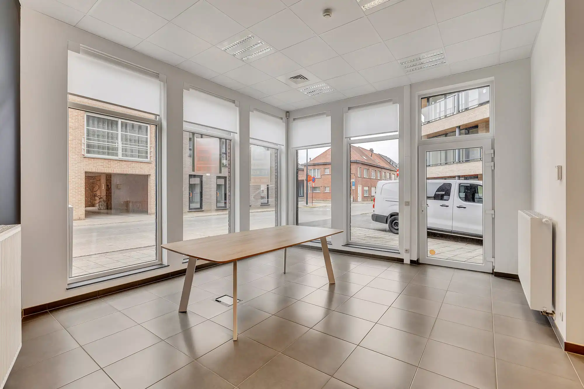 Instapklaar commercieël gelijkvloers met parking in Aalst foto 10