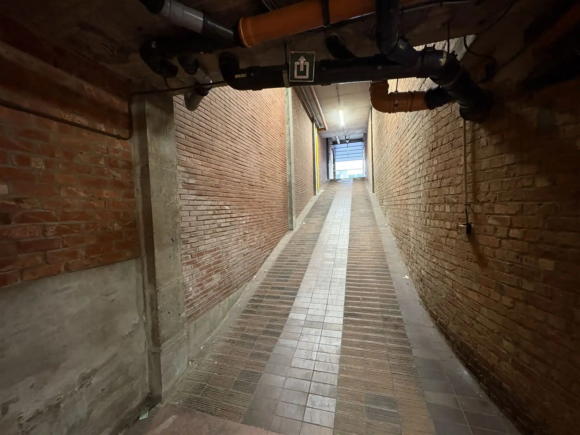 Ondergrondse overdekte autostaanplaats. foto 3