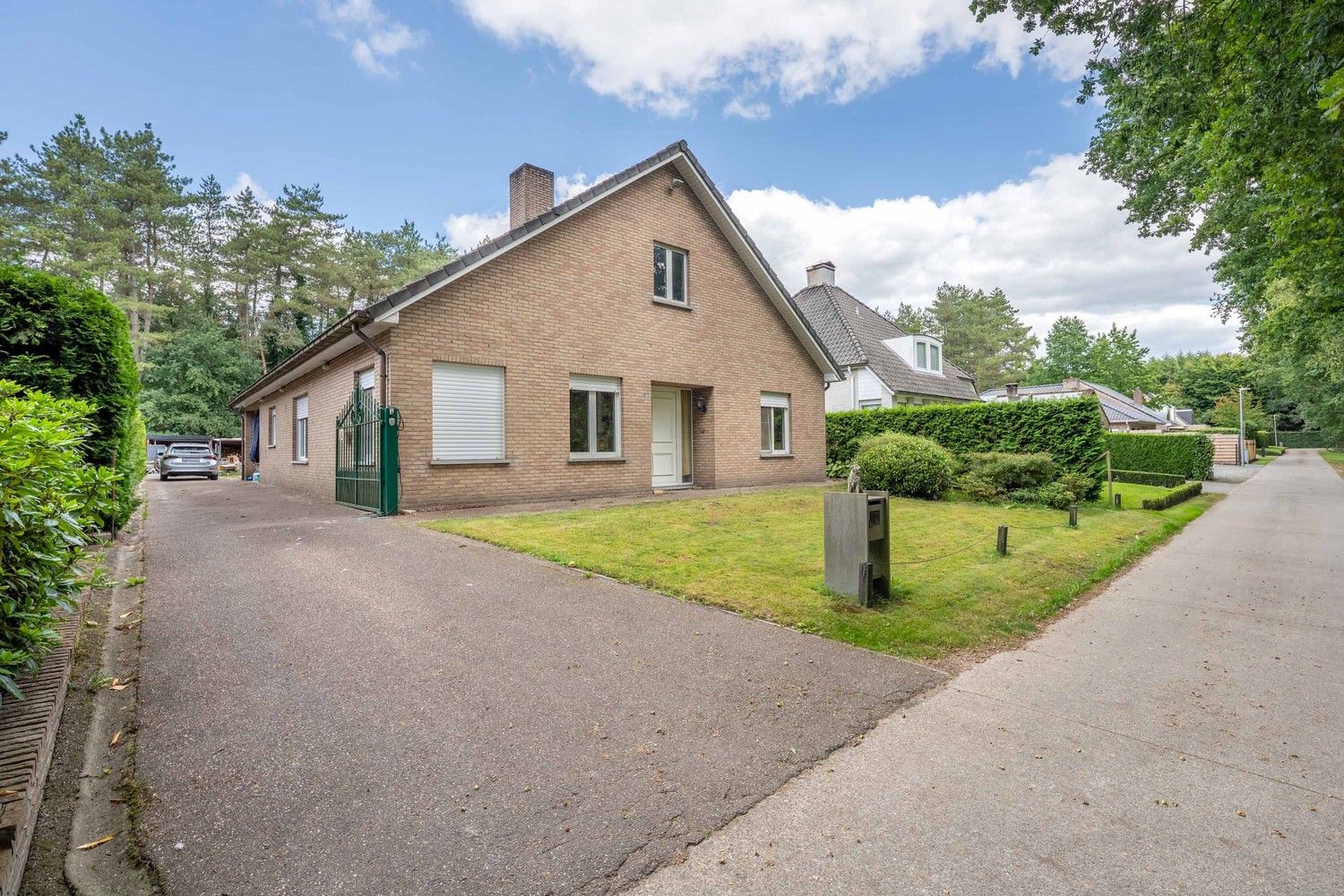 Gelijkvloerse woning met zolder op mooi perceel in het Postelbos – Mol foto {{pictureIndex}}