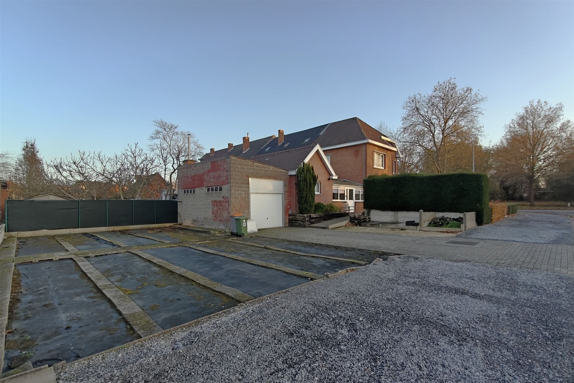 Nette, op te frissen hoekwoning (5a70ca) met mogelijkheden op gunstige locatie te Munsterbilzen foto 2
