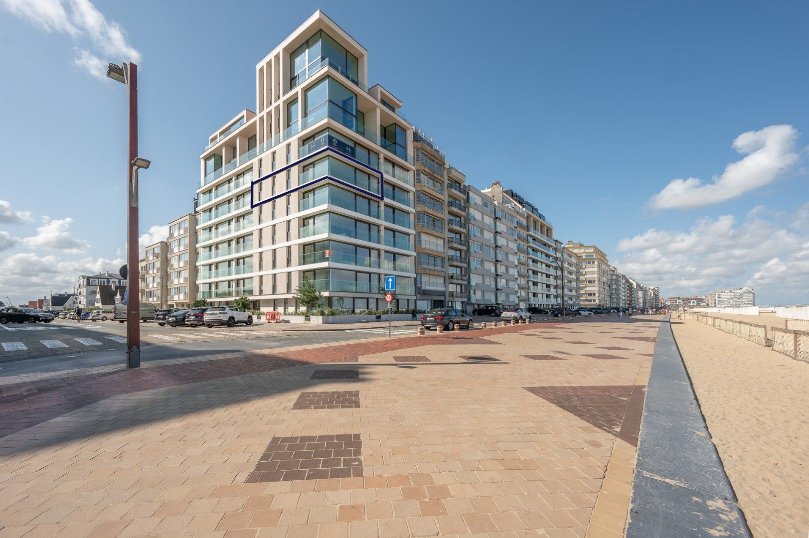 Nieuw, uitzonderlijk hoekappartement met frontaal zeezicht. INCLUSIEF inpandige garagebox.  foto 2