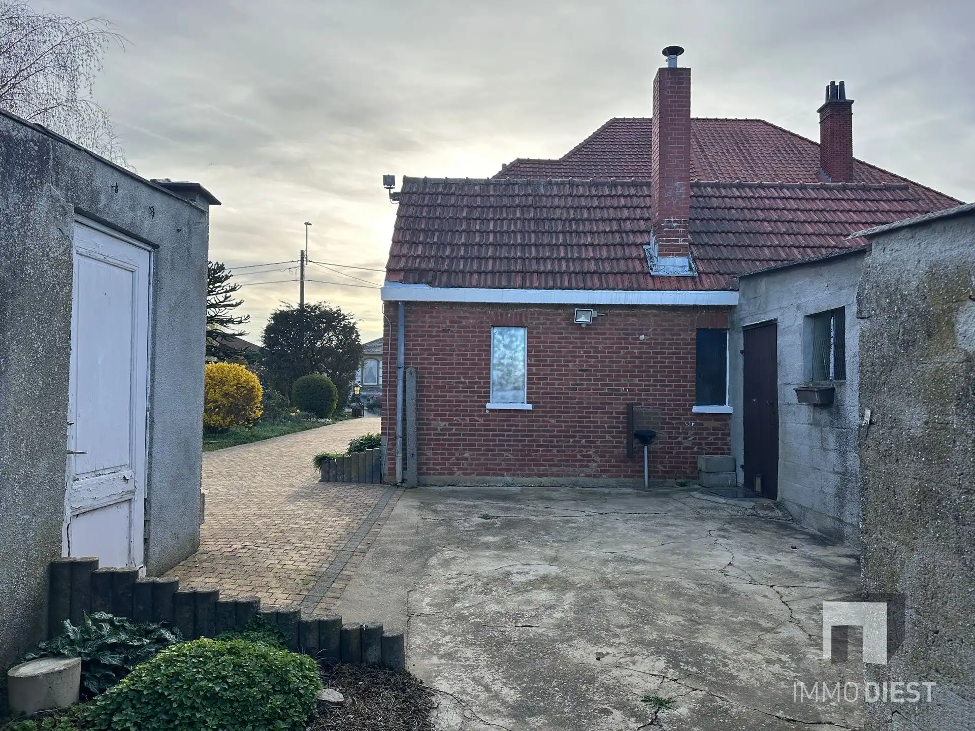 Stevige woning met 3 slpks en tuin + bouwgrond foto 36