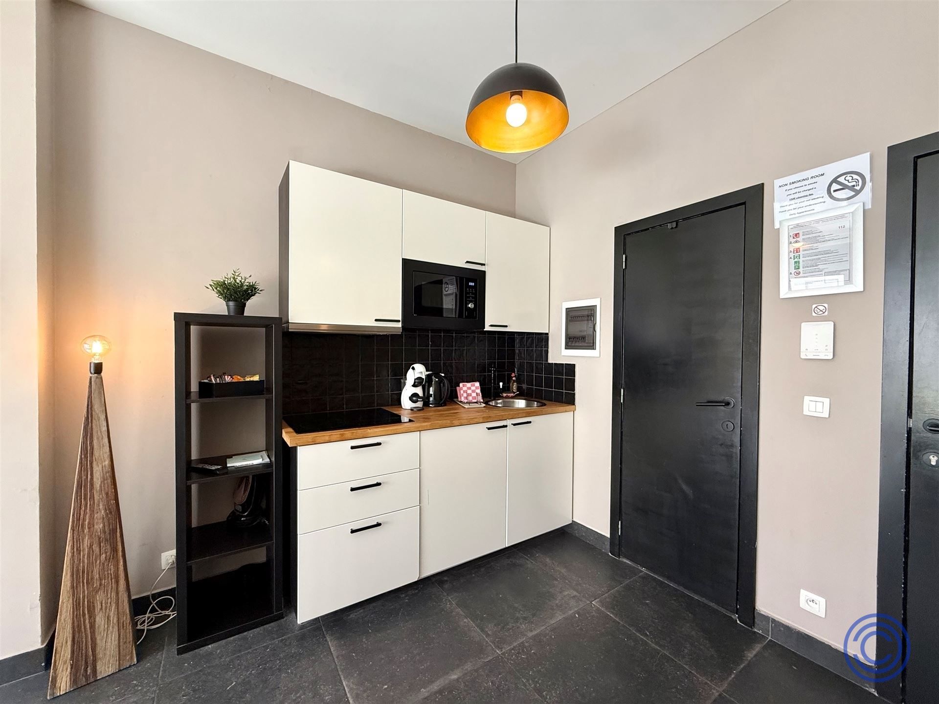 Appartementsgebouw met een handelspand en 3 logies op centrale locatie! foto 10