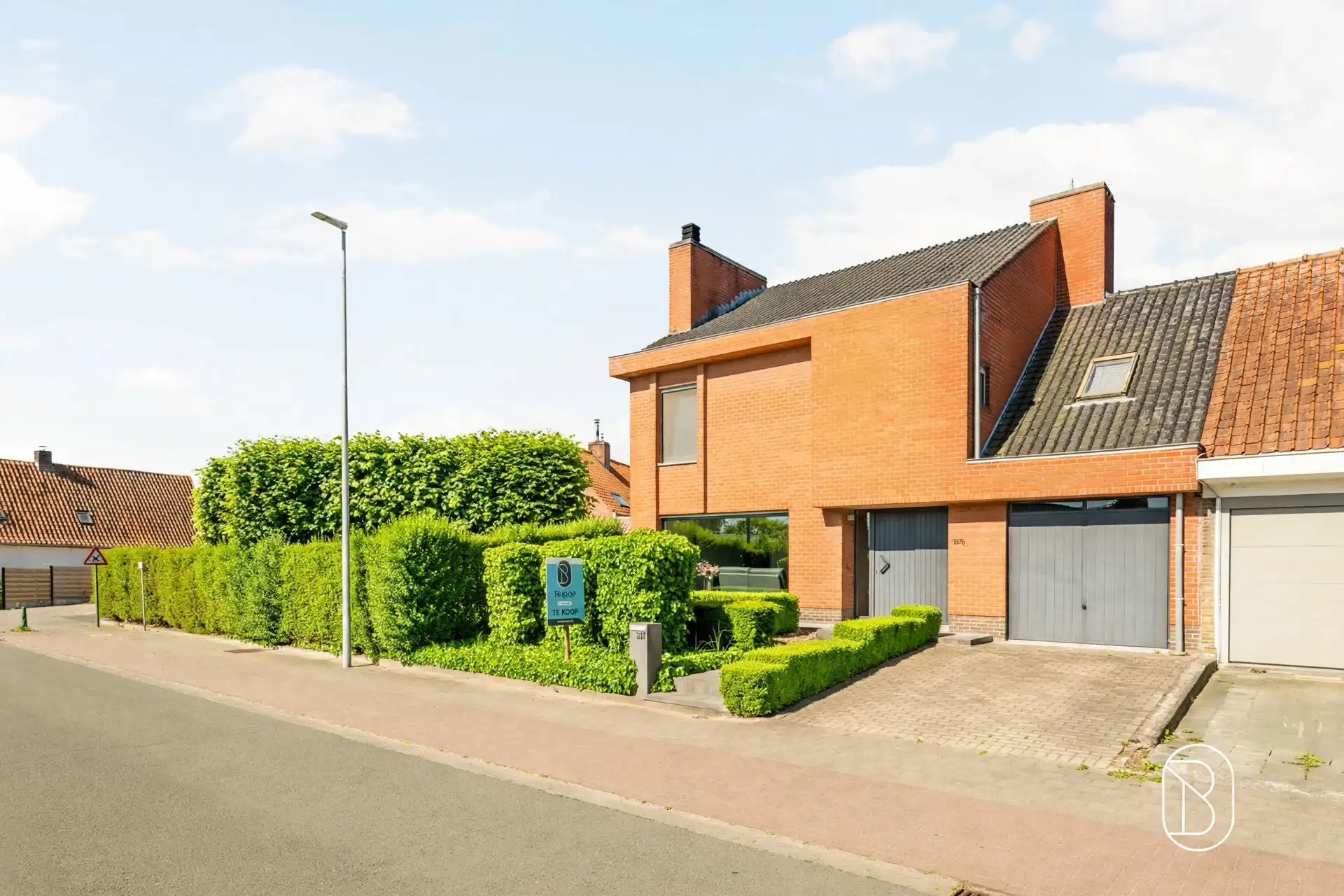 Instapklare gezinswoning met garage en oprit, en ruime loods foto 3