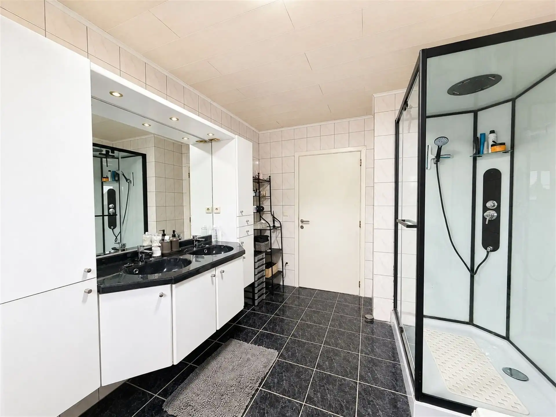 Verrassend ruime gezinswoning met 4 slaapkamers, kelder, zolder en een grote inpandige garage! foto 19
