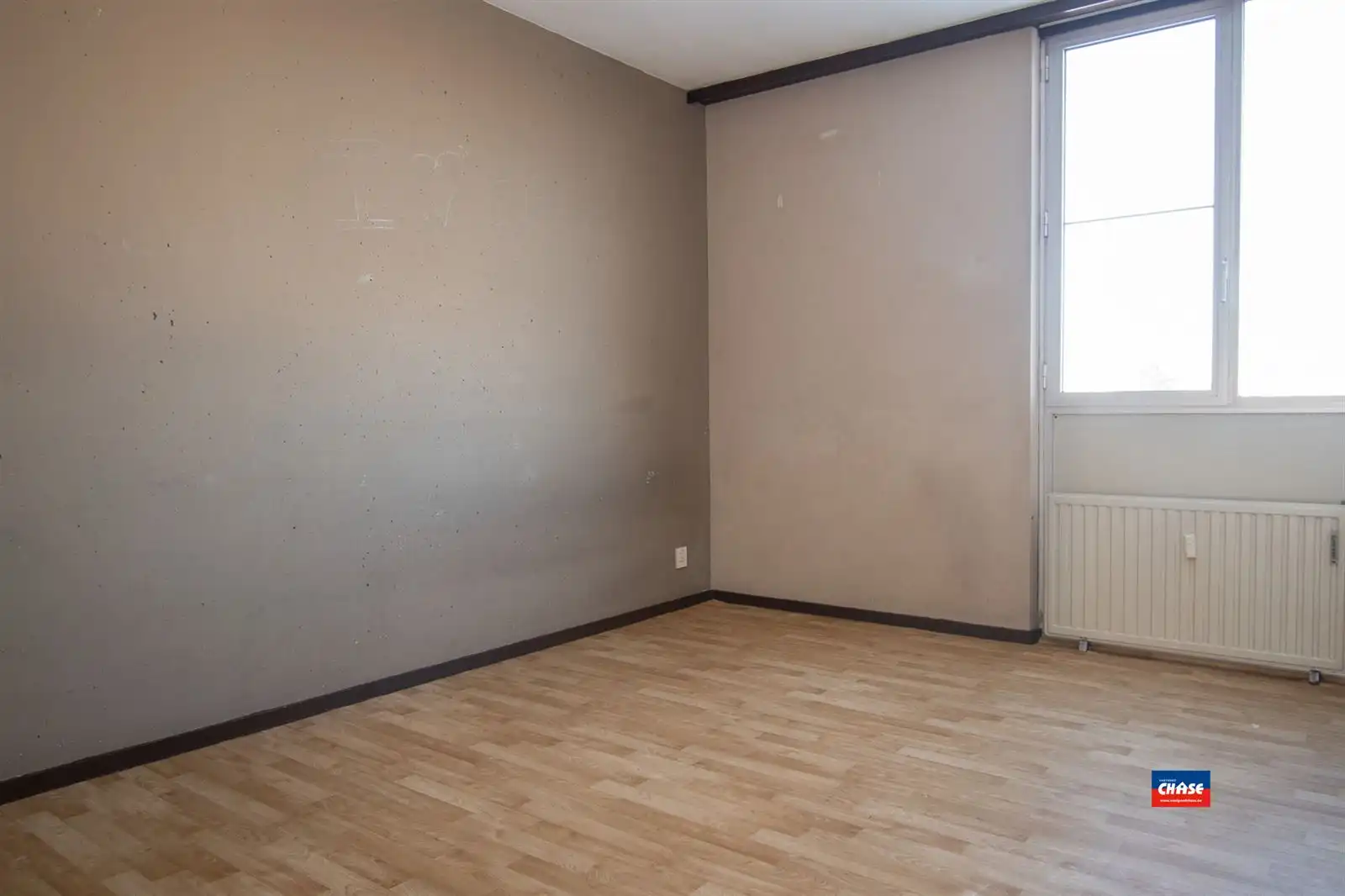 IN OPTIE !! Op te frissen appartement met 2 slaapkamers + zonnig terras foto 9