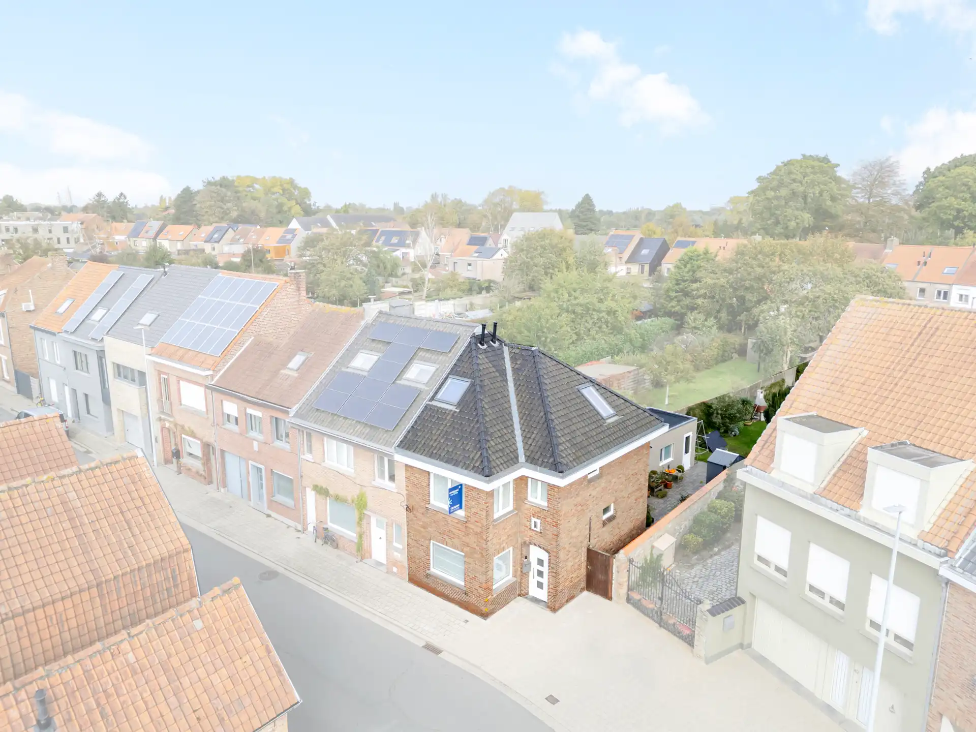 Halfopen bebouwing met 3 slpks en ruime tuin te Assebroek foto {{pictureIndex}}