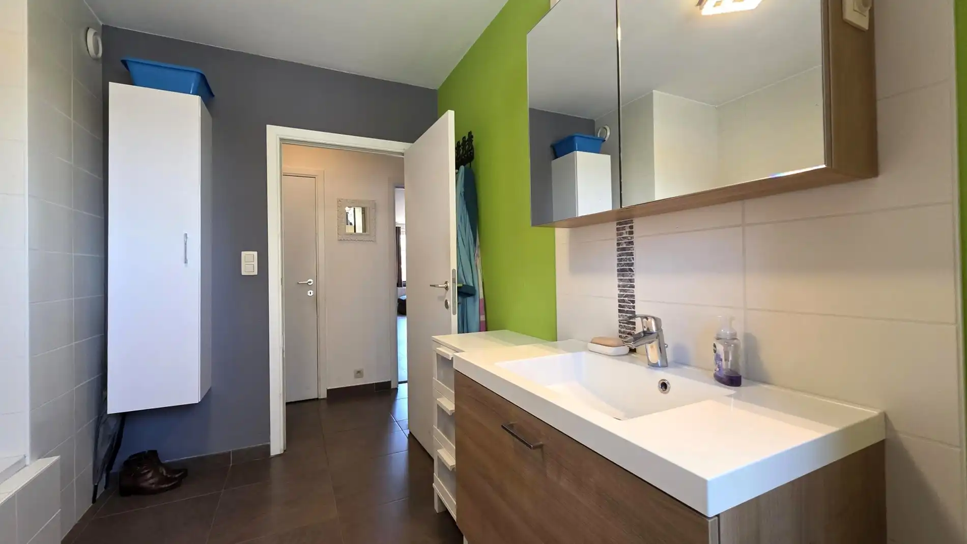 Instapklaar en stijlvol gelijkvloers appartement met privatief terras foto 9