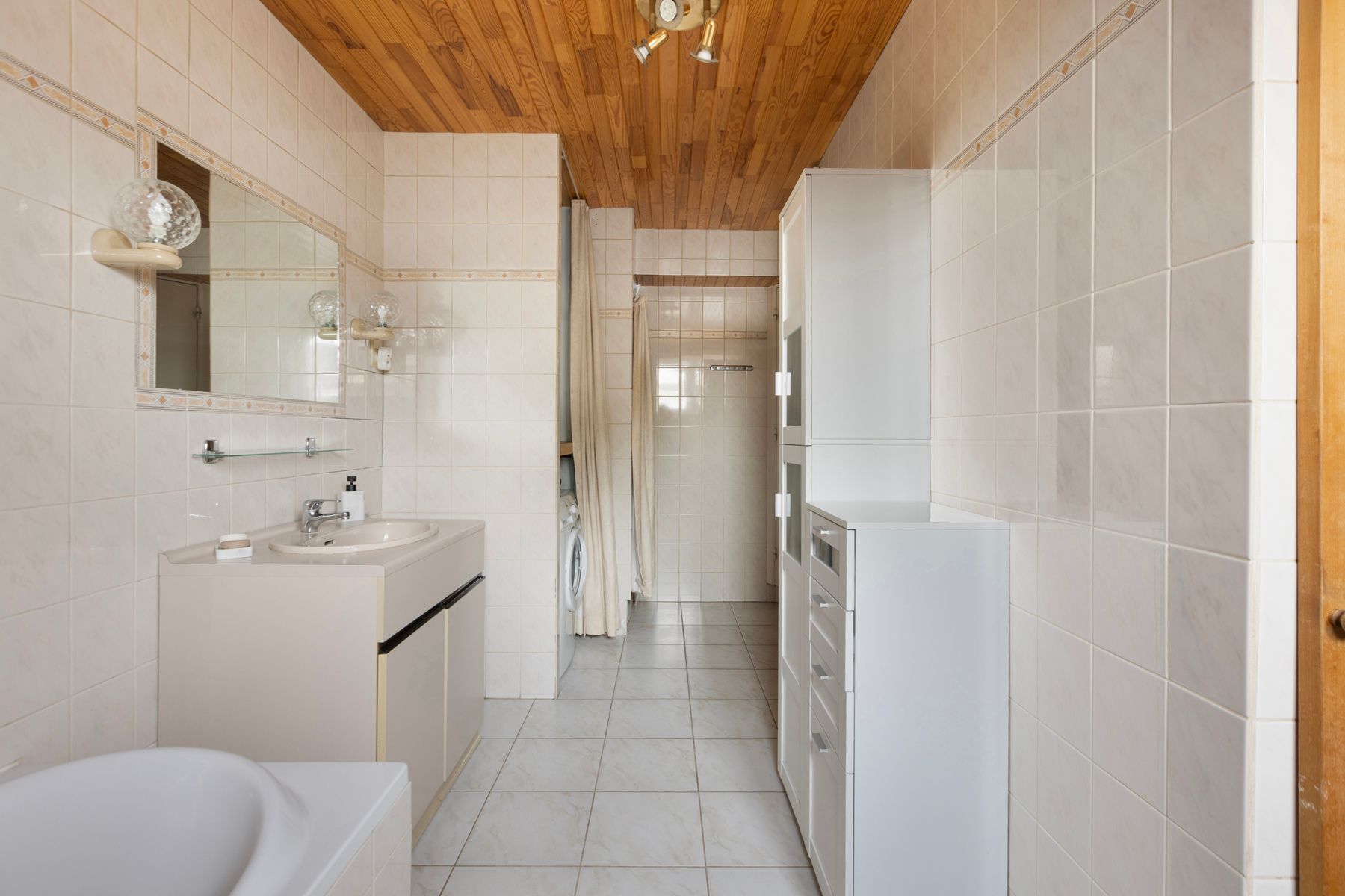 Ruim en stijlvol familiehuis, 4 Slaapkamers, grote tuin.  foto 23