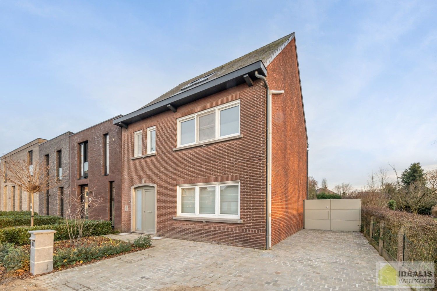 IDEALIS VASTGOED – Instapklare eengezinswoning met een lichtrijke leefruimte, 3 ruime slaapkamers (mogelijks 4), 2 badkamers op een fijn zuid-oost georiënteerd perceel! Deze woning bevindt zich op een perceel van 5a 19ca in een rustige en gezinsvriendelijke woonstraat! foto 2