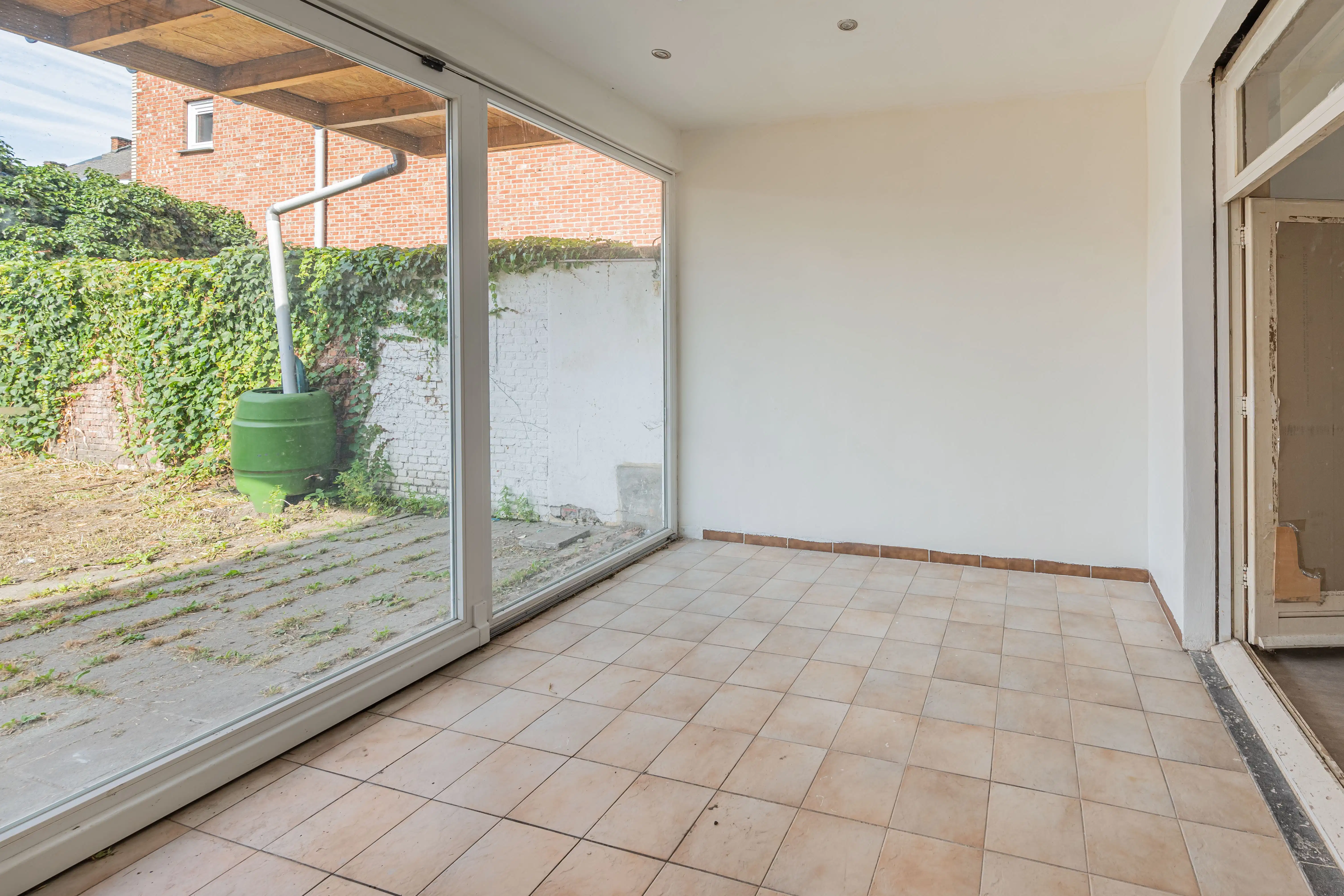 Ruime te renoveren gezinswoning met garage. foto 12