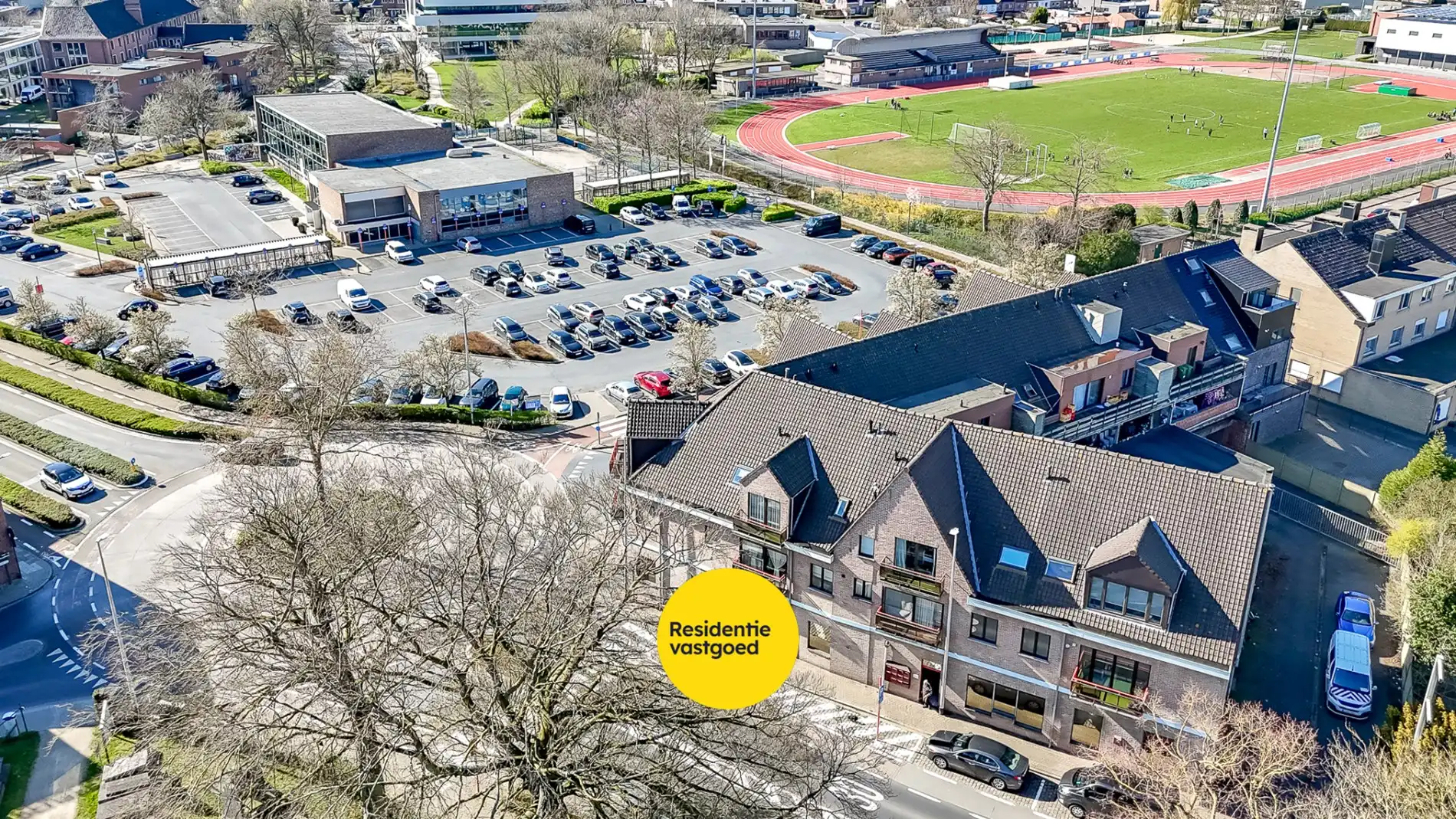 Te huur: Ruim handelspand met uitstekende visibiliteit in het centrum van Torhout foto 2