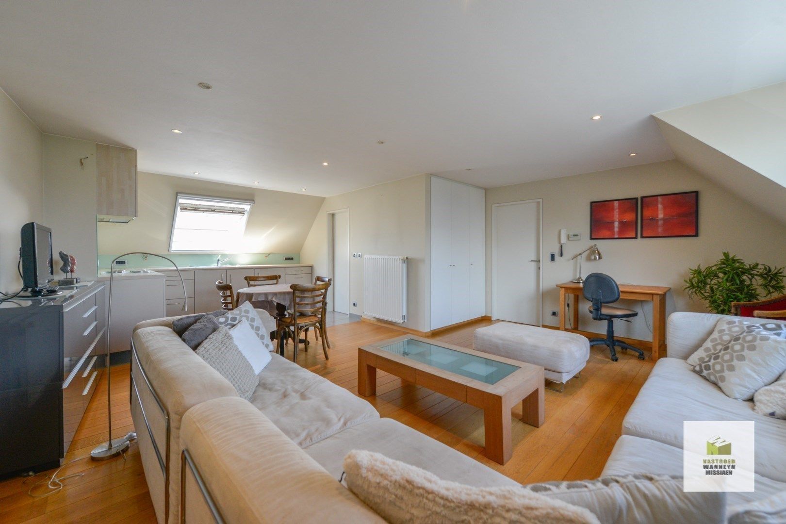 Opbrengsteigendom praktijkwoning met te verhuren 1 slaapkamer appartement. foto 4