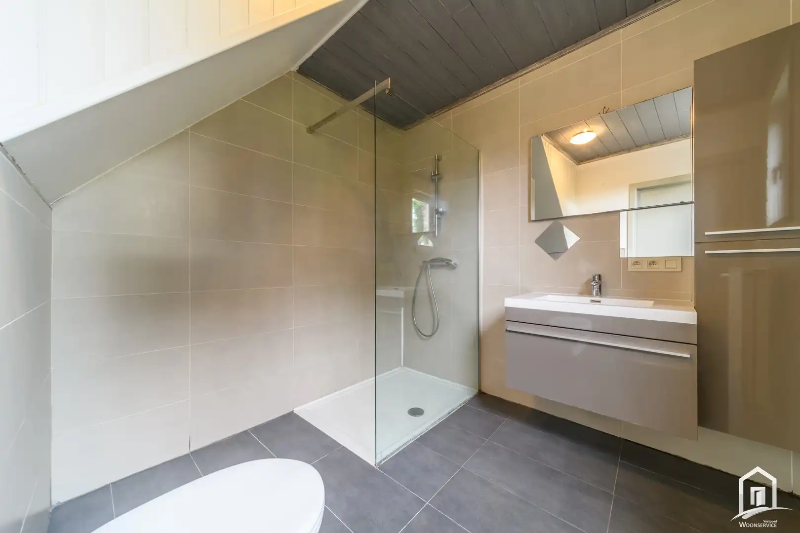 Ruime woning met 4 slaapkamers in rustige straat foto 8