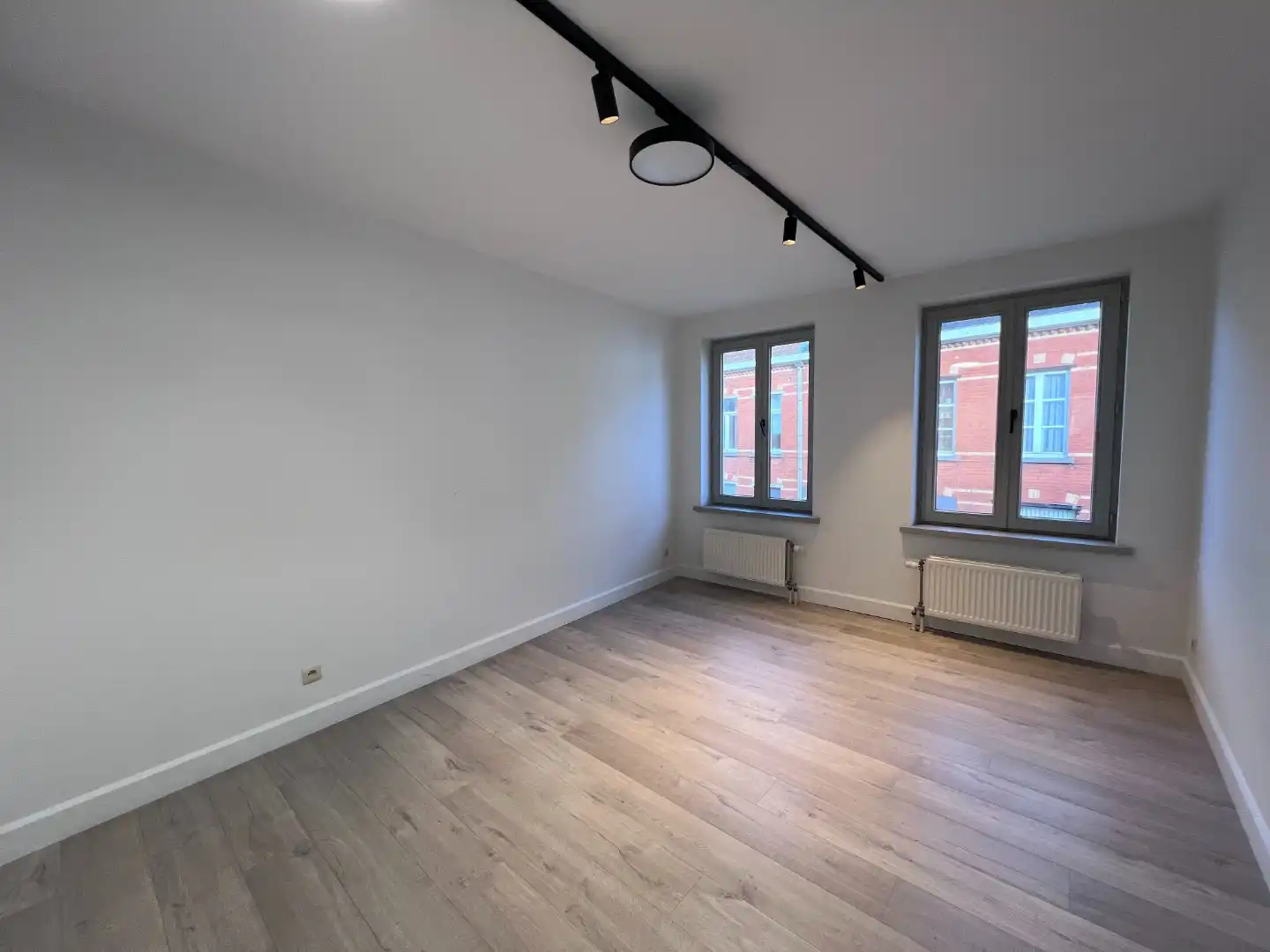 Ruime en lichtrijke woning met tuin te huur in Zomergem foto 17