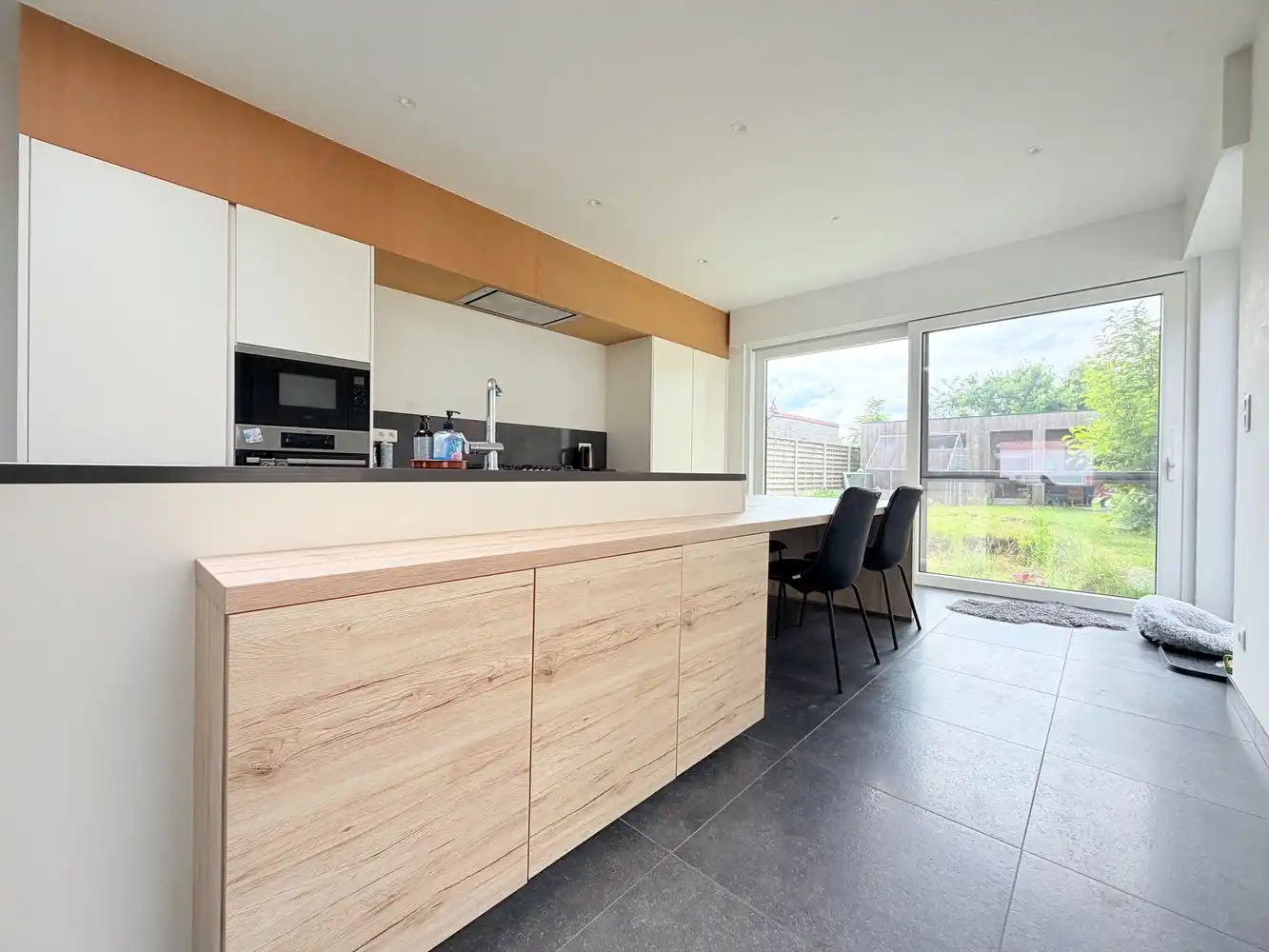 Ruime woning met  4 slaapkamers en gezellige tuin foto {{pictureIndex}}