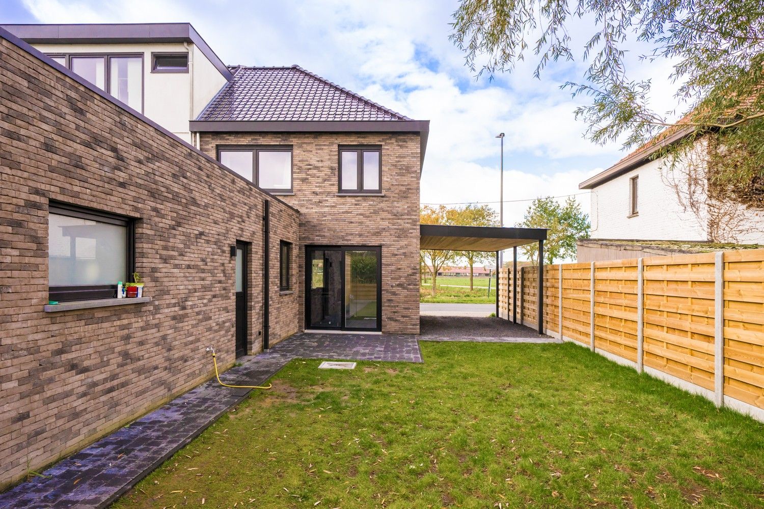 Gerenoveerde halfopen bebouwing met carport en mooi uitzicht foto 23