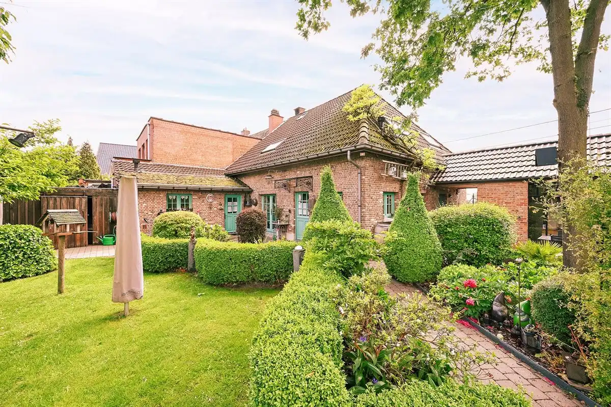 Supergezellige woning met 2 weilanden op grens Lint/Boechout/Lier foto {{pictureIndex}}