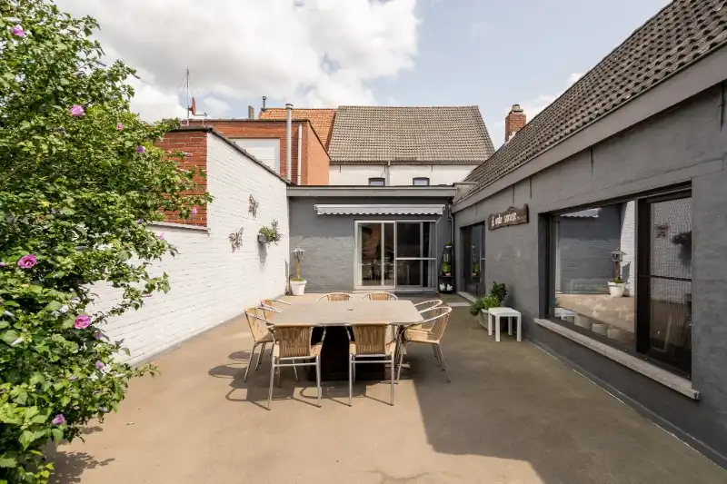 Woning met brede oprit en dubbele garage foto 27