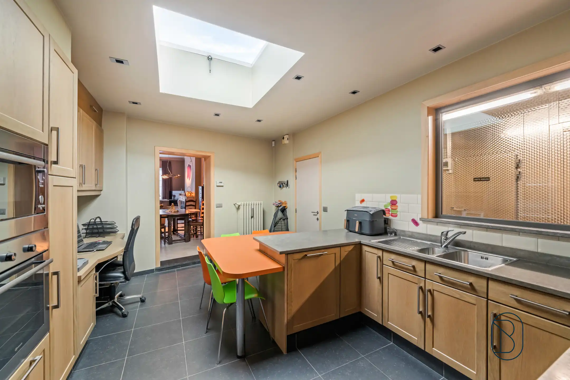 Topgelegen handelspand met woonst foto 15