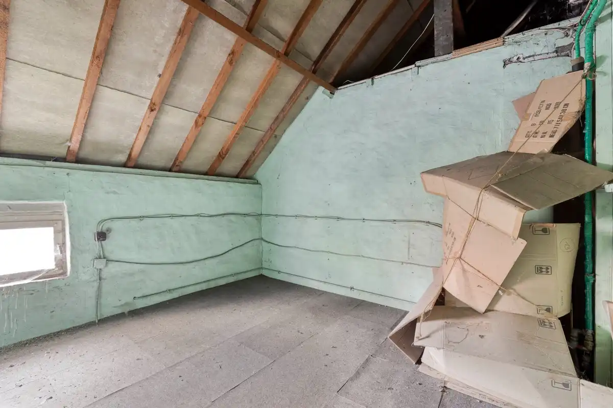 Te renoveren woning met magazijn en tweede oprit! foto 13