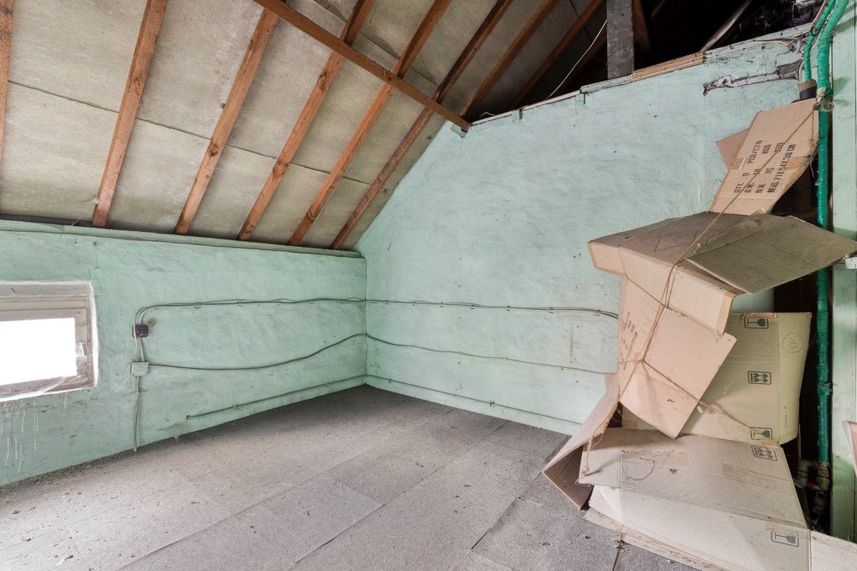 Te renoveren woning met magazijn en tweede oprit! foto 14