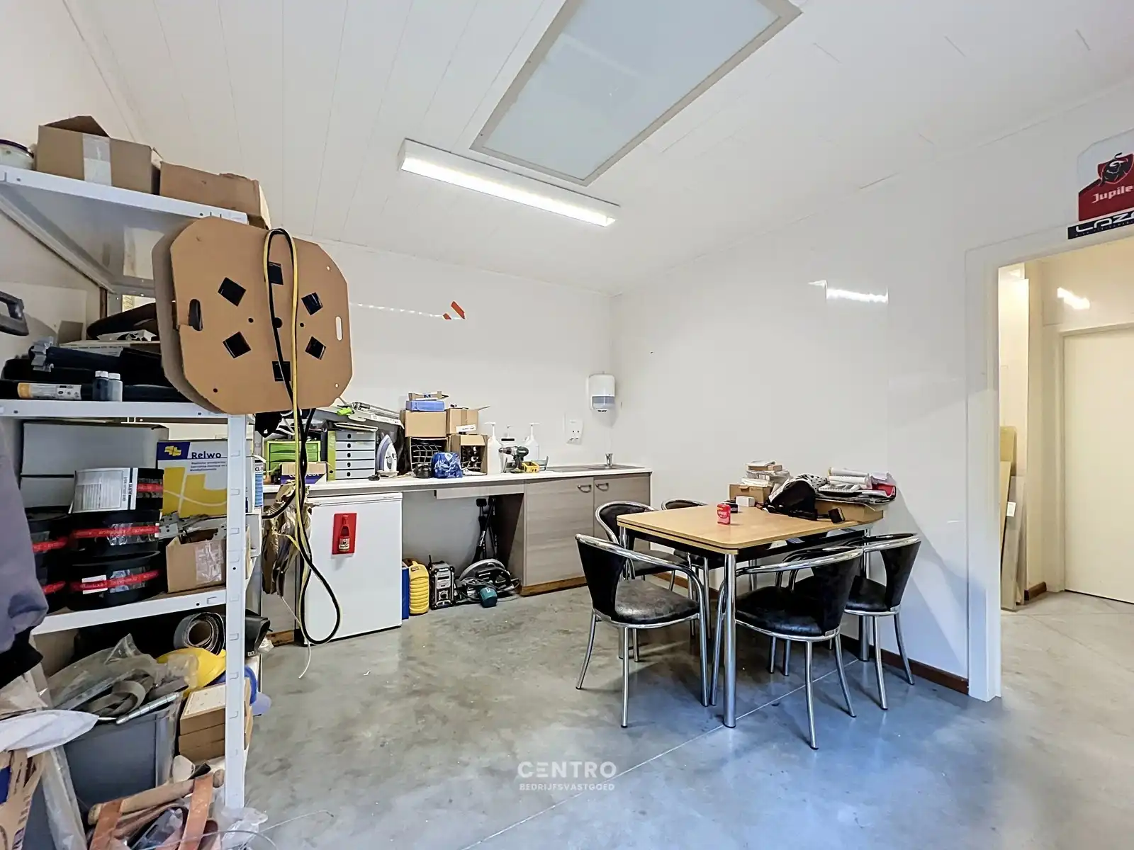 Veelzijdig bedrijfspand met ruim MAGAZIJN, TOONZAAL, KANTOREN EN COMFORTABELE WONING op 1.746 M²! foto 15