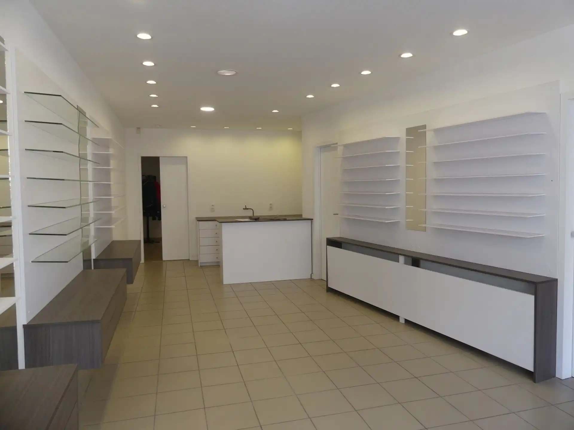 Handelshuis met appartement te koop in het centrum van Wilrijk. foto {{pictureIndex}}