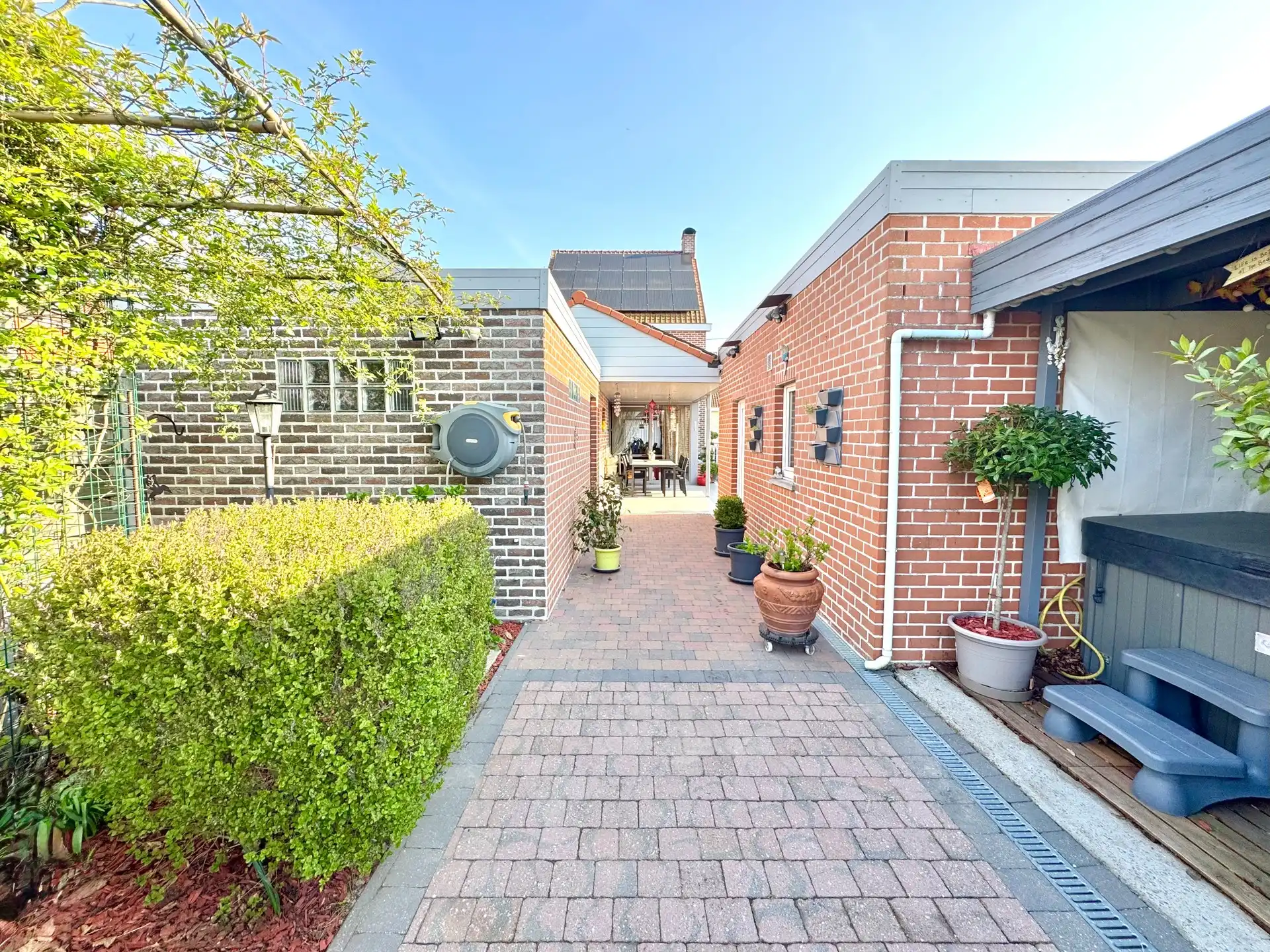 VRIJSTAANDE WONING | 4 KAMERS | GARAGE | TUIN | 440 M² foto {{pictureIndex}}