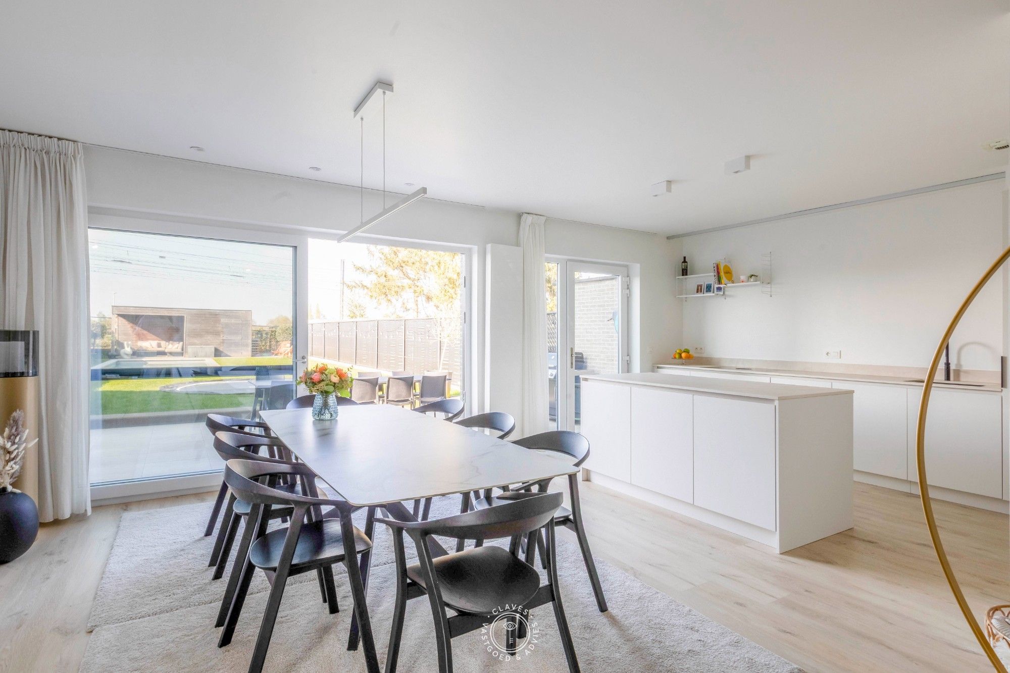 Instapklaar genieten in een moderne woning met tuin en zwembad foto 6
