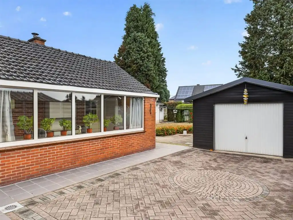 Verzorgde, vrijstaande woning, op te frissen naar eigen smaak foto 4