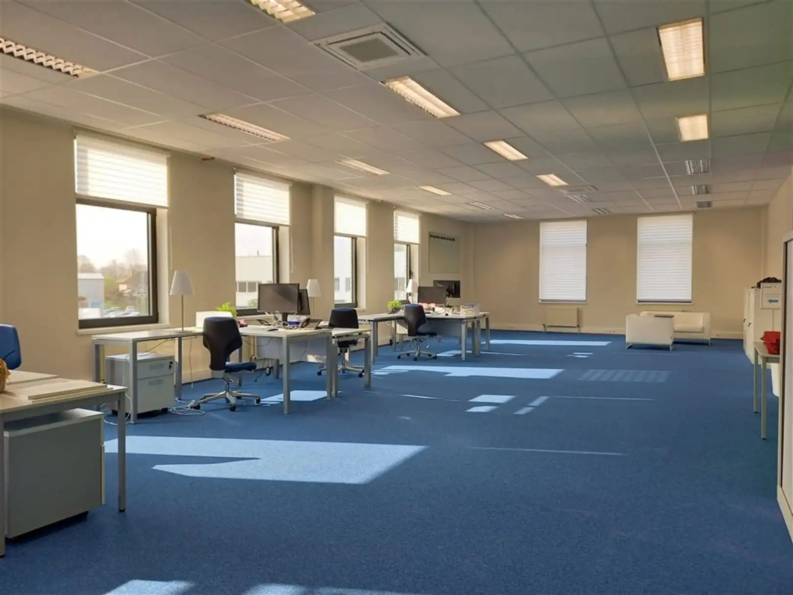 Instapklaar kantoor te huur in "Europark Oost" te Sint-Niklaas foto 5