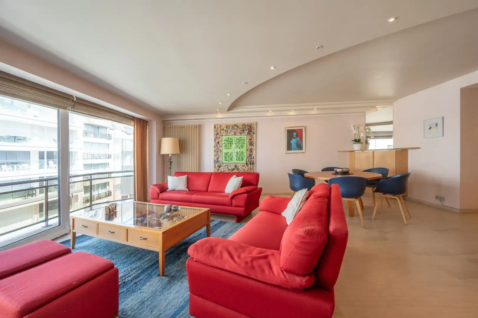 Ruim en breed appartement met goed zijdelings zeezicht foto 4