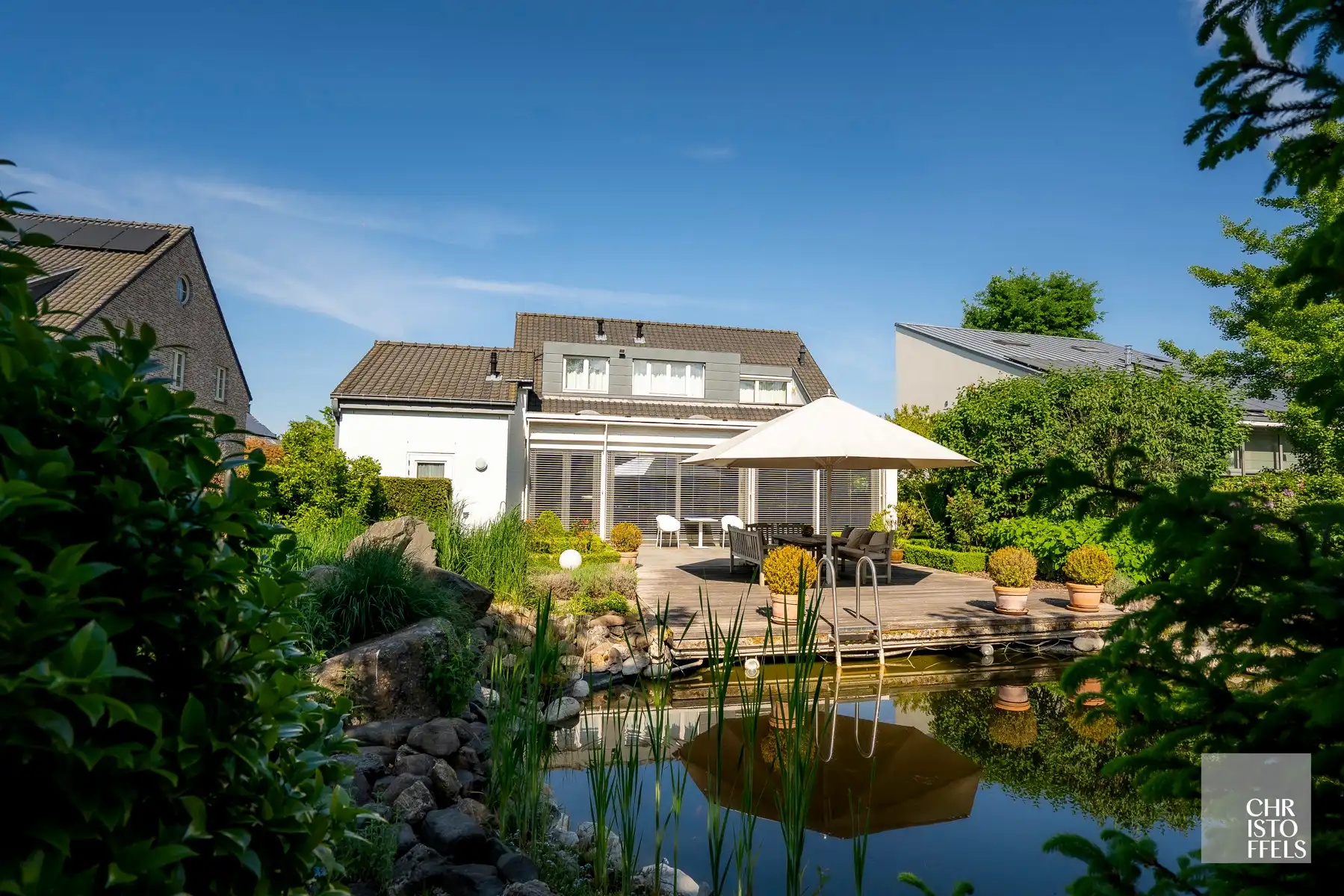 Villa (336m²) met 3 slaapkamers en een zwemvijver op een perceel van 1.219m²!  foto 2