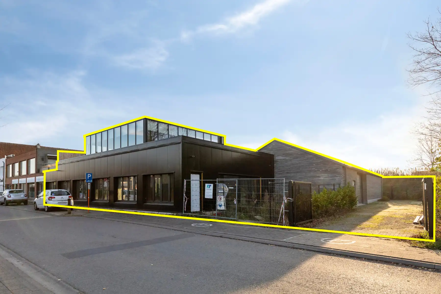 Casco af te werken woning met achterliggend magazijn. foto {{pictureIndex}}