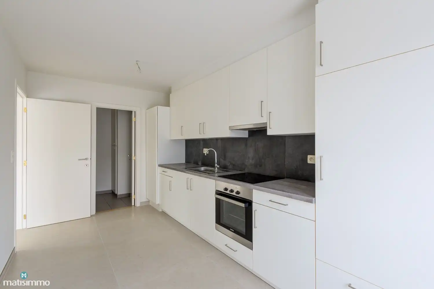 INSTAPKLAAR GELIJKVLOERS APPARTEMENT MET 2 SLAAPKAMERS, BERGING EN AUTOSTAANPLAATS NABIJ HET CENTRUM VAN BILZEN foto 8