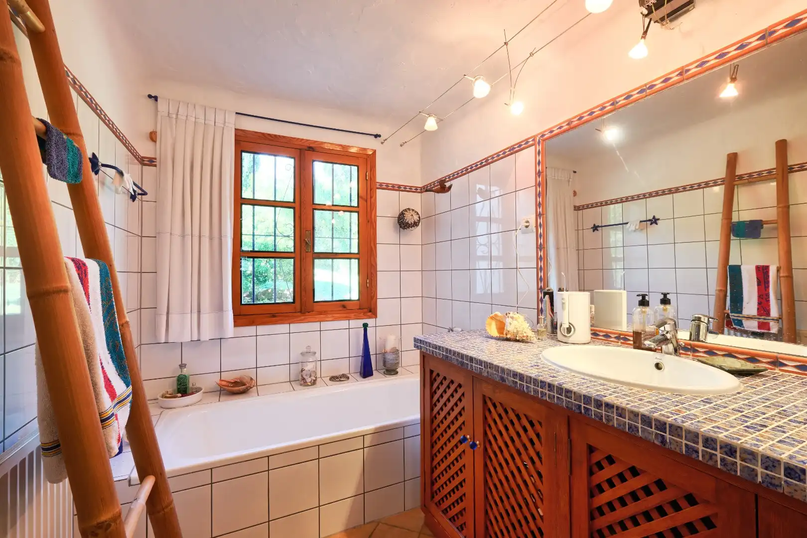 Finca dicht bij de Sierra Bermeja berg.  foto 15