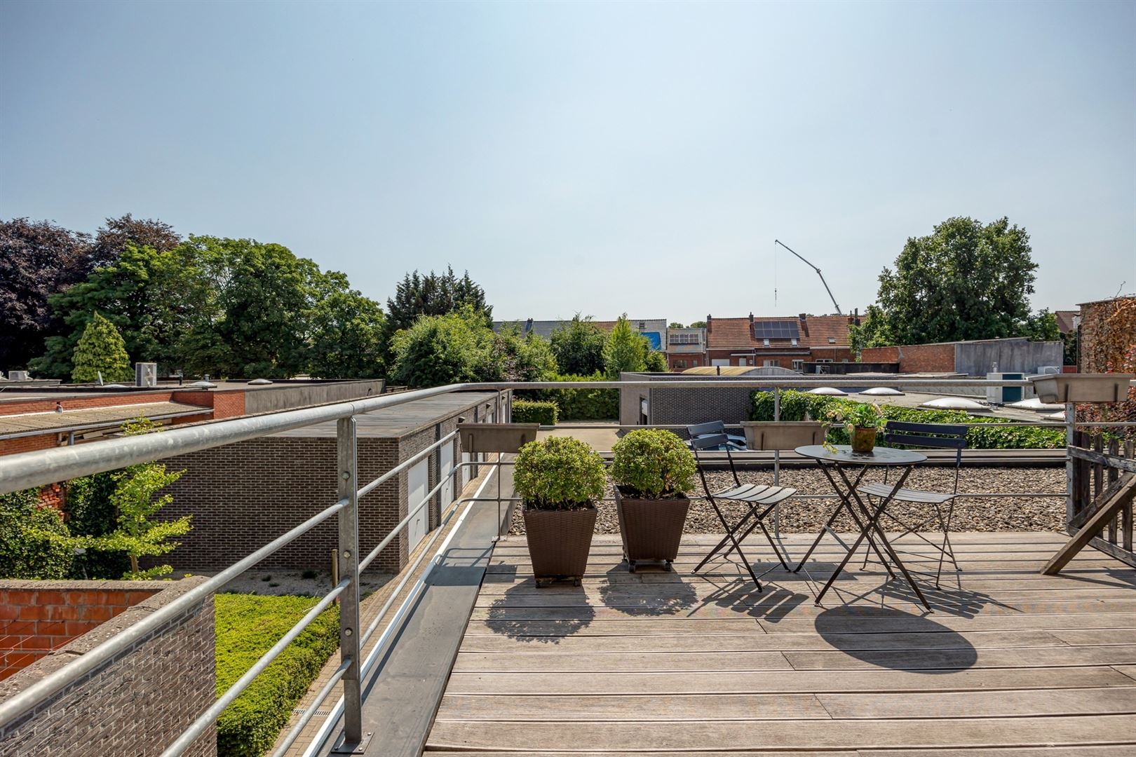 Instapklaar appartement met groot terras en autostaanplaats foto 2