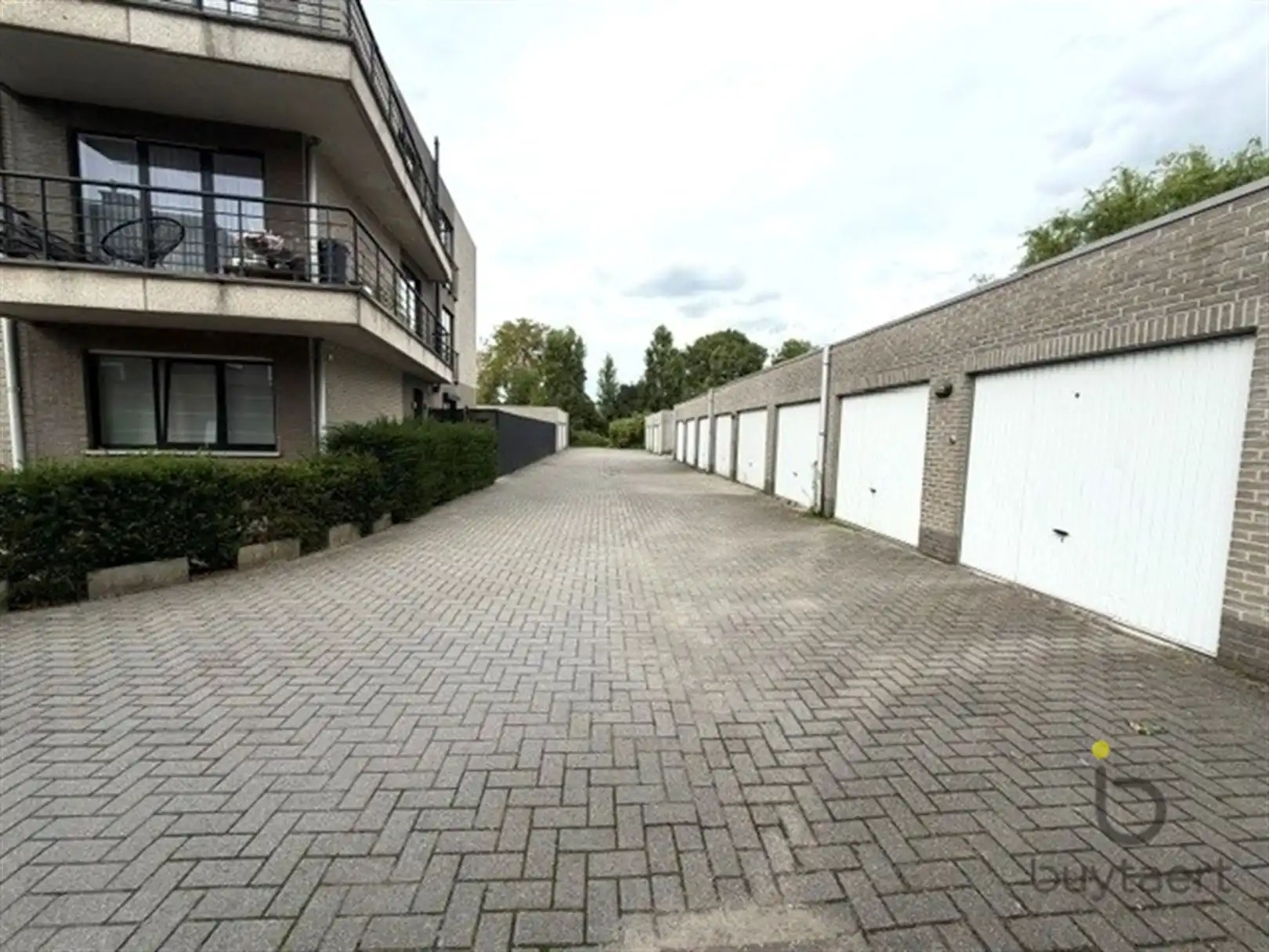 Hoekappartement met twee slpks en terrassen te Wommelgem. foto 17