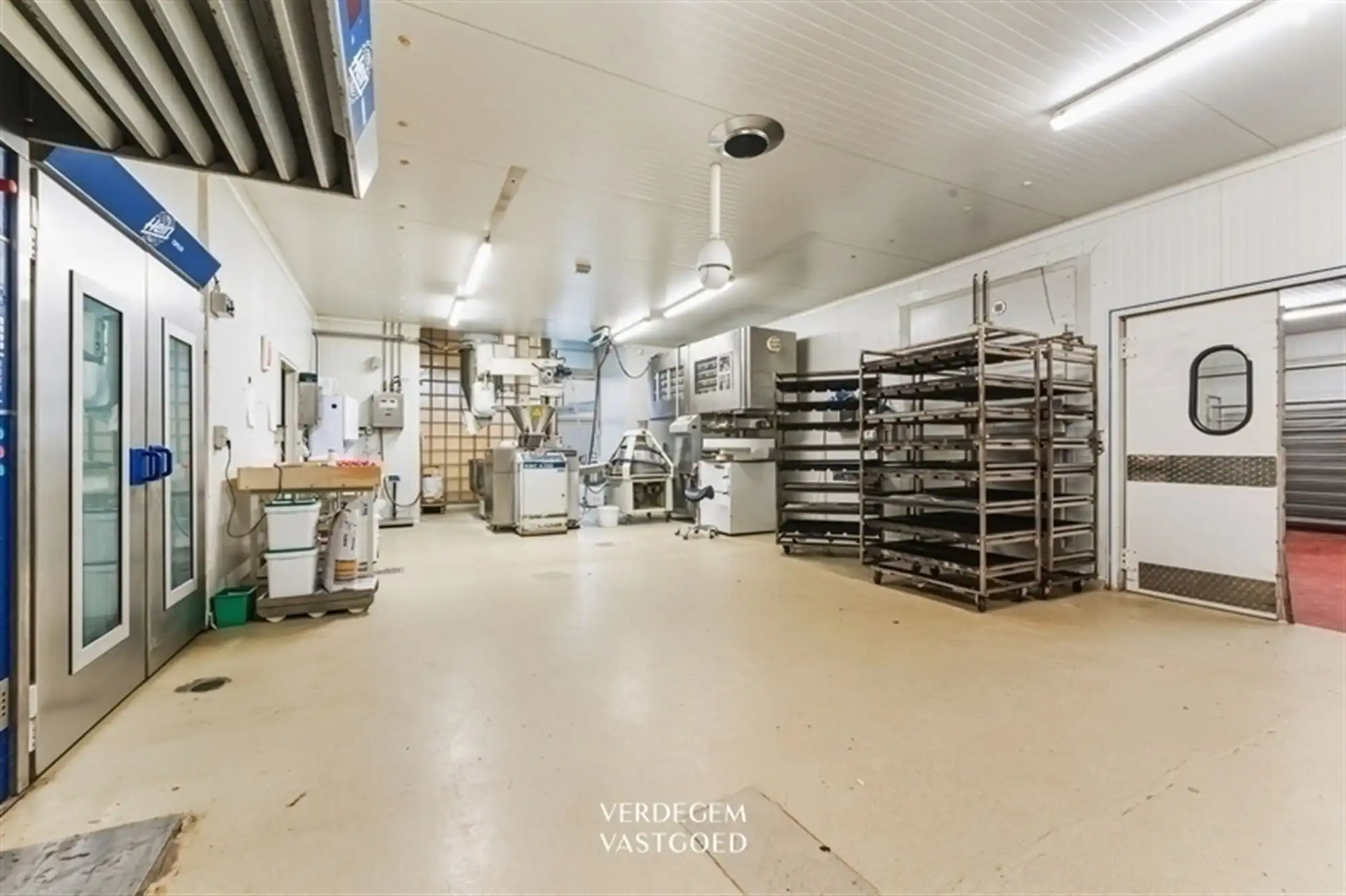 Magazijn van 395m² met villa op toplocatie voor commerciële activciteit foto 32