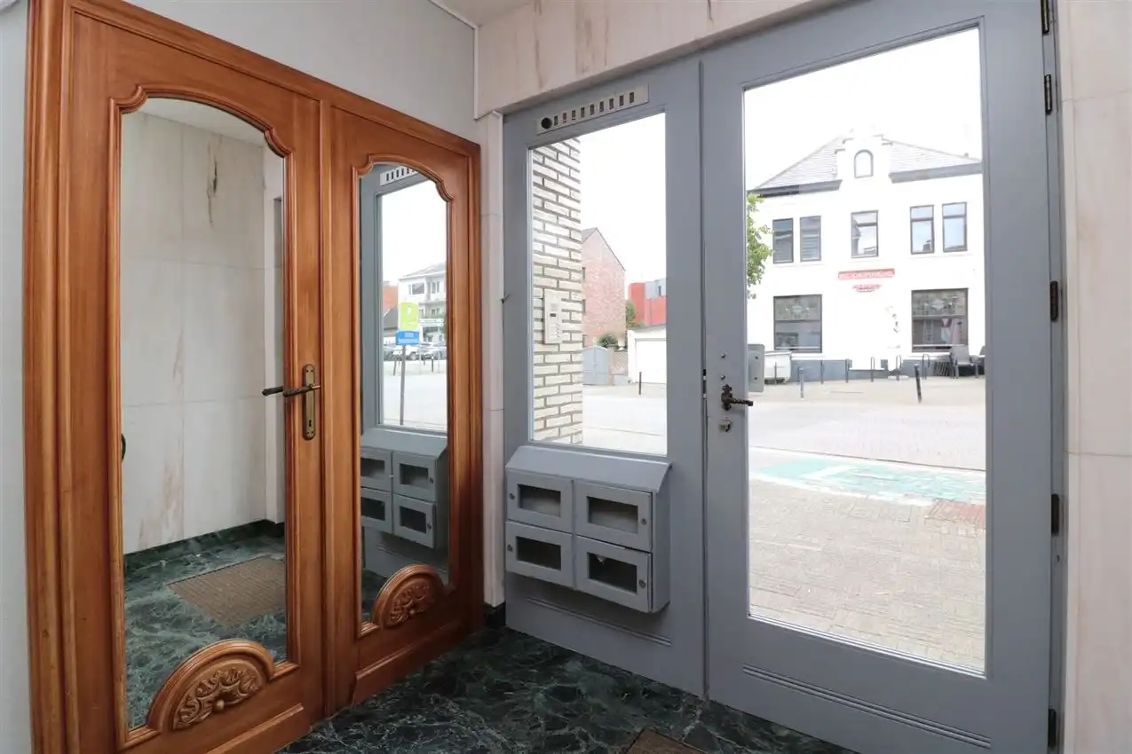 Opbrengsteigendom (handel & 4 app) op toplocatie foto 124