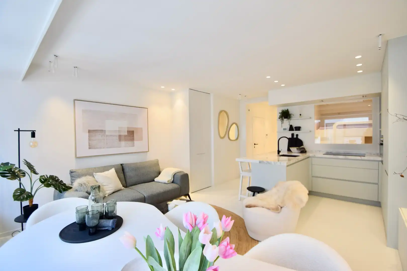 Lichtrijk gerenoveerd appartement nabij de winkels, het strand en de zee. foto 3