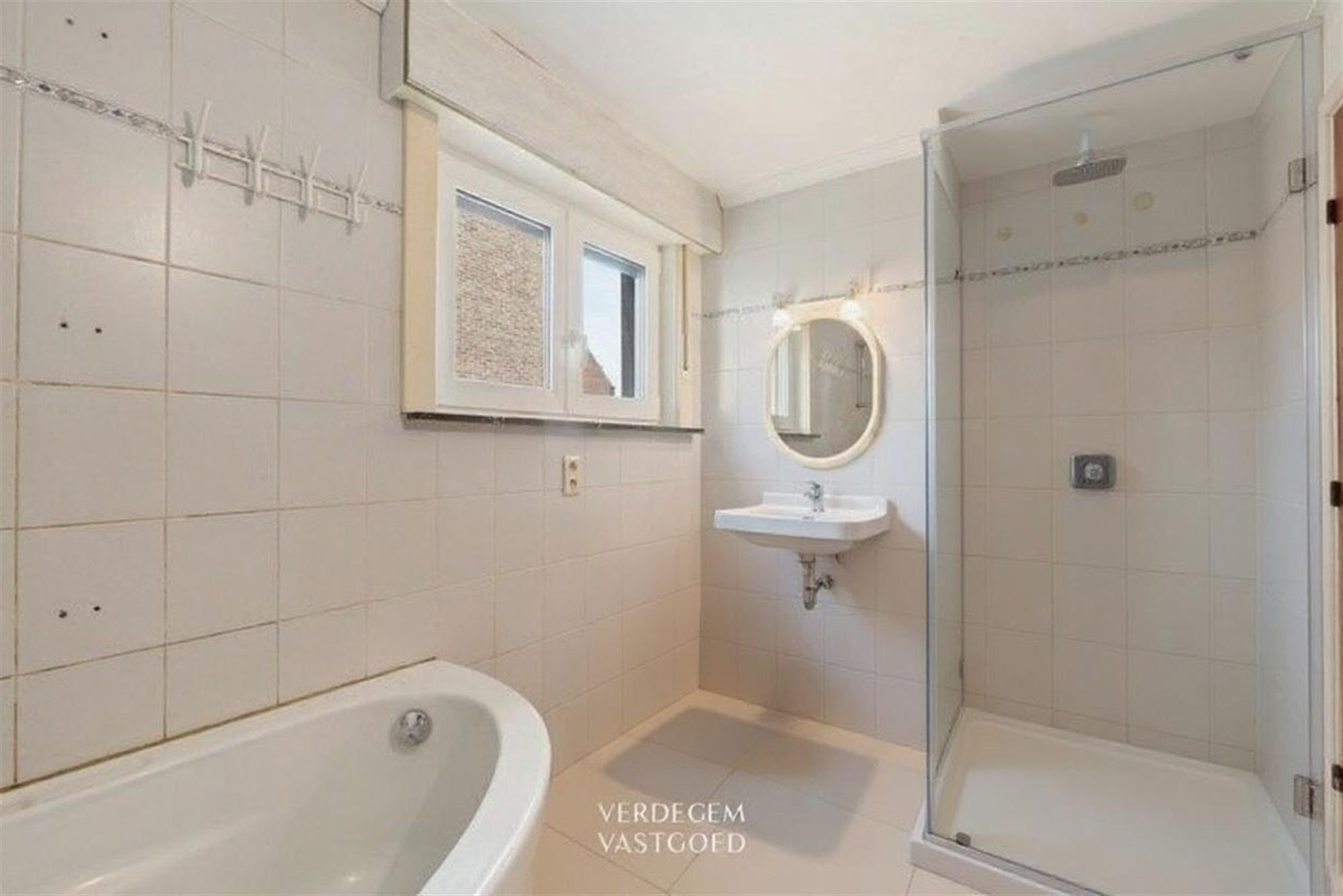 Ruime, op te knappen, woning met 3  slaapkamers, tuin en garage foto 11